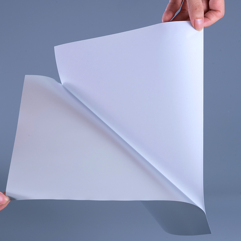 Ábhair Lipéad PET 50mic Matt Silver Scannán le Greamachán Aicrileach Uiscebhunaithe le haghaidh Priontáil Inkjet UV