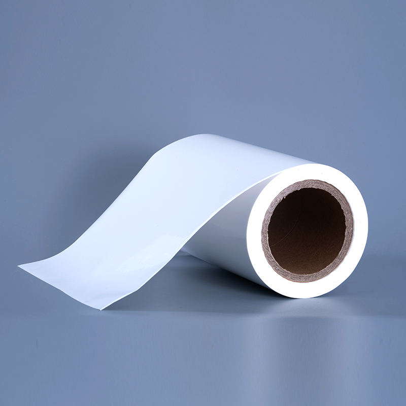 Ábhair Lipéad Scannán Vinyl Snasta PET 25mic le Rolla Jumbo greamaitheacha Aicrileach le haghaidh Priontáil Inkjet