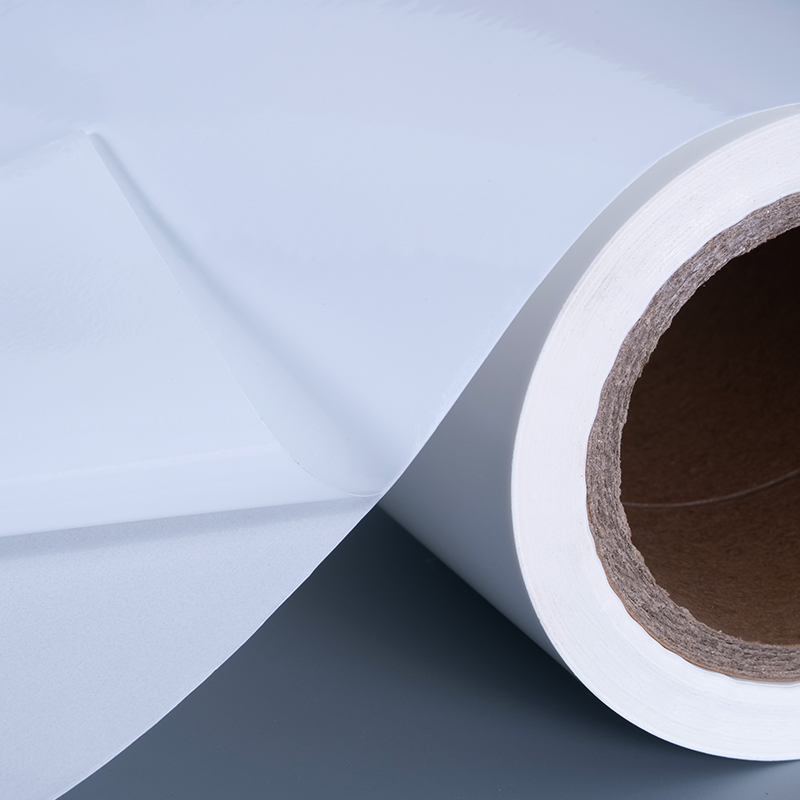 Ábhair Lipéad Scannán Vinyl Snasta PET 25mic le Rolla Jumbo greamaitheacha Aicrileach le haghaidh Priontáil Inkjet