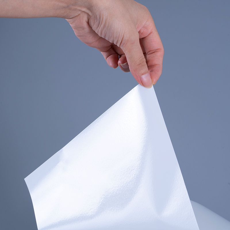 Ábhair Lipéad Scannán Vinyl Snasta PET 25mic le Rolla Jumbo greamaitheacha Aicrileach le haghaidh Priontáil Inkjet