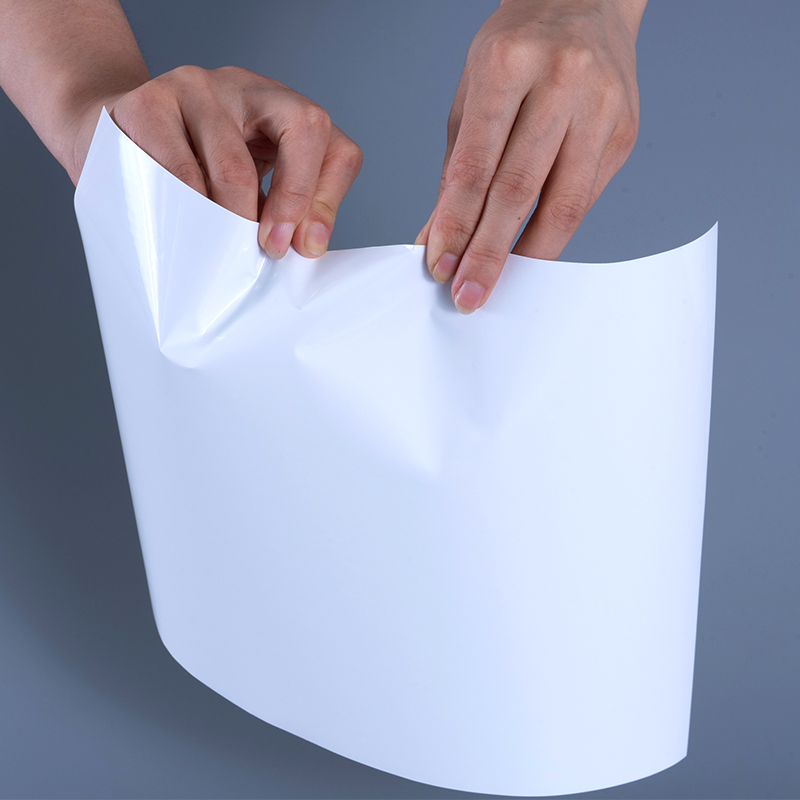 Ábhair Lipéad Scannán Vinyl Snasta PET 25mic le Rolla Jumbo greamaitheacha Aicrileach le haghaidh Priontáil Inkjet