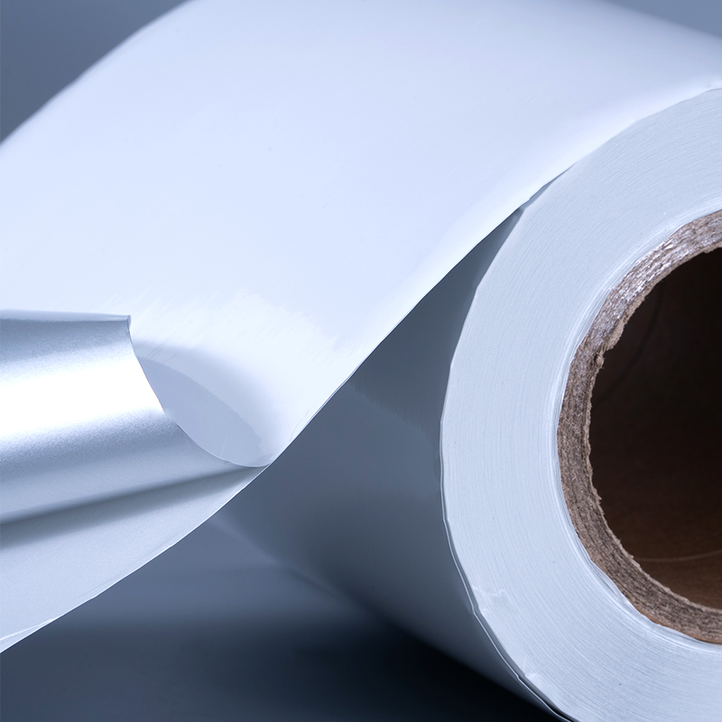 Lipéad Féin-Ghreamaitheach Scannán poileistir Alúmanaithe Bán 25mic le Greamachán Aicrileach Uiscebhunaithe le haghaidh Priontáil Inkjet