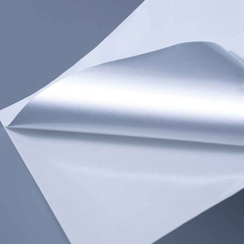 Lipéad Féin-Ghreamaitheach Scannán poileistir Alúmanaithe Bán 25mic le Greamachán Aicrileach Uiscebhunaithe le haghaidh Priontáil Inkjet