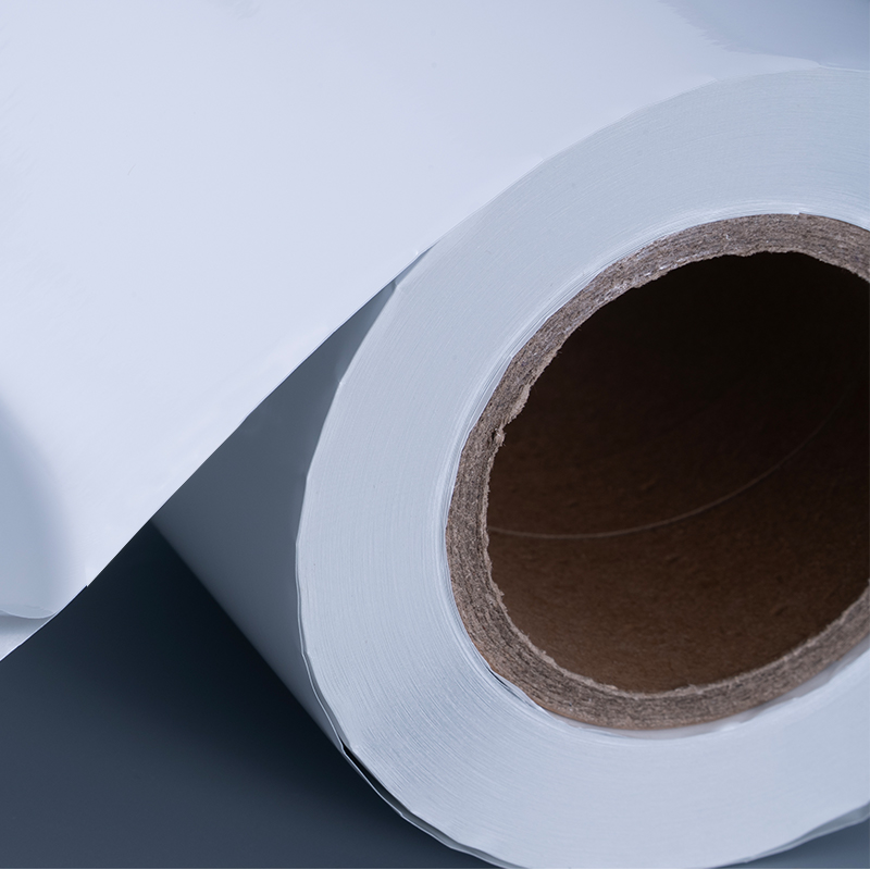 Lipéad Féin-Ghreamaitheach Scannán poileistir Alúmanaithe Bán 25mic le Greamachán Aicrileach Uiscebhunaithe le haghaidh Priontáil Inkjet