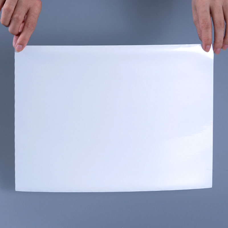 Lipéad Féin-Ghreamaitheach Scannán poileistir Alúmanaithe Bán 25mic le Greamachán Aicrileach Uiscebhunaithe le haghaidh Priontáil Inkjet