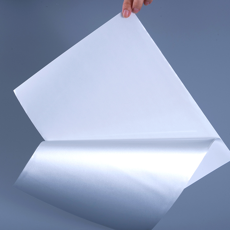 Lipéad Féin-Ghreamaitheach Scannán poileistir Alúmanaithe Bán 25mic le Greamachán Aicrileach Uiscebhunaithe le haghaidh Priontáil Inkjet